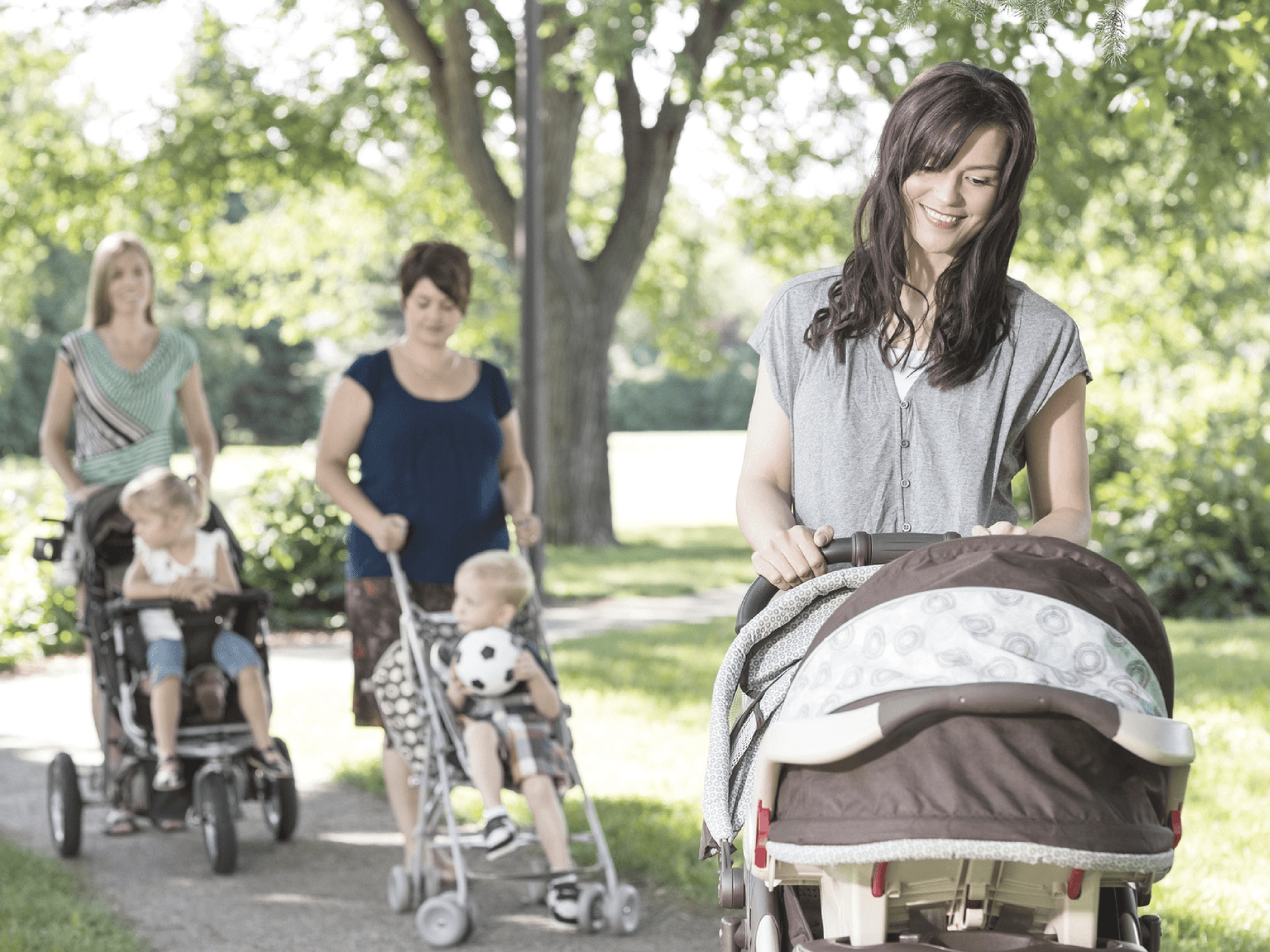 New mom friends. Мамы с колясками на прогулке. Дети на прогулке. Ребенок в коляске. Детская коляска с ребенком.